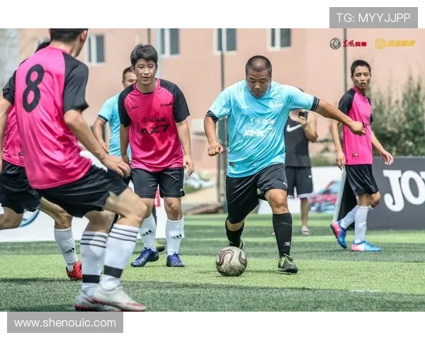 《从球场到生活舞台：足球运动员背后的故事与成长历程》